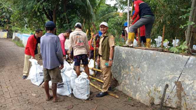 Tanggul jebol Sungai Plumbon Semarang ditambal.