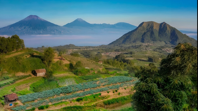 Keindahan panorama di jalur Semarang-Yogyakarta lewat Kopeng.