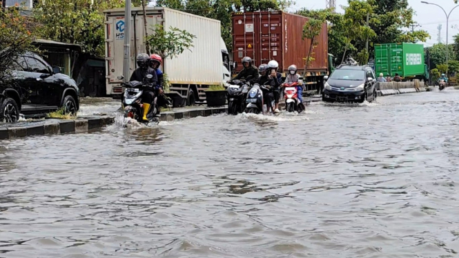 Banjir genangi Jalan raya Kaligawe Semarang.