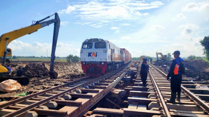 Kereta api sudah bisa melintas di jalur rel Gubug Grobogan.