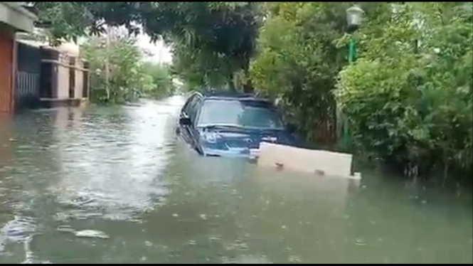 Mobil warga nyaris tenggelam akibat banjir di Tlogosari Semarang.