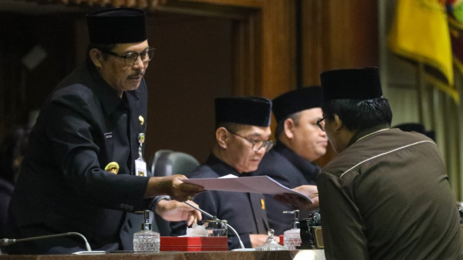 Pj Gubernur Jateng saat hadiri Rapat Paripurna DPRD Jateng.