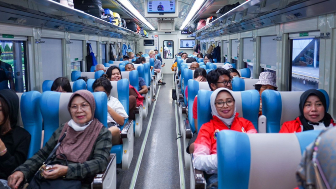 Penumpang naik kereta api dari Semarang ke Surabaya.