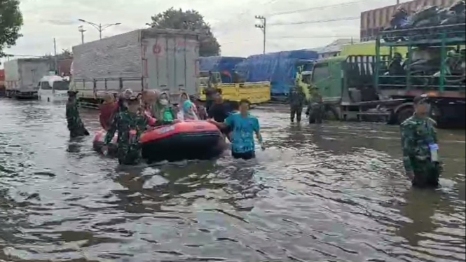 Banjir di Pantura depan RSI Sultan Agung Semarang.