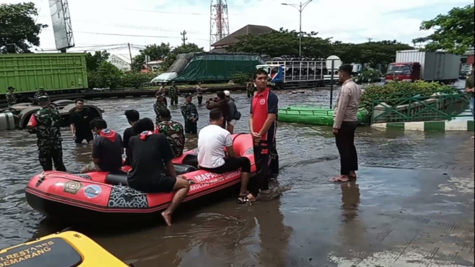 Banjir di Pantura depan RSI Sultan Agung Semarang.