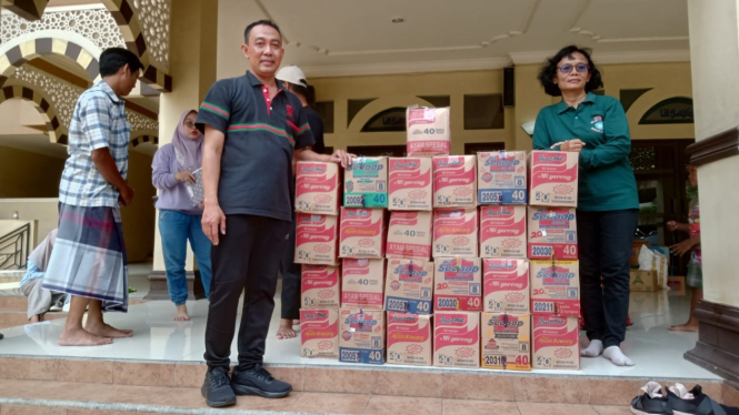 Bantuan logistik untuk warga terdampak banjir di Semarang.