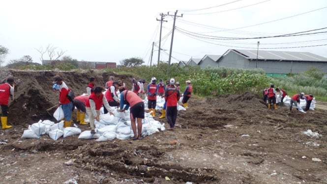 Petugas DPU siapkan ribuan sandbag tambal tanggul sungai.