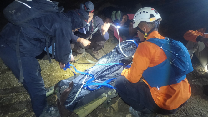 Tim SAR evakuasi pendaki yang hipotermia di Gunung Sindoro.