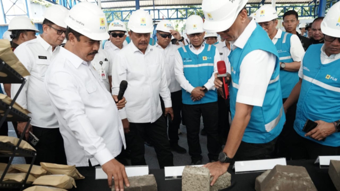 PLN manfaatkan limbah batubara PLTU untuk paving block.