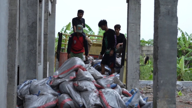 Sandbag berisi FABA untuk penguatan tanggul pencegah banjir.