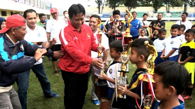 Supriyadi saat serahkan piala sepak bola SSB di Semarang.