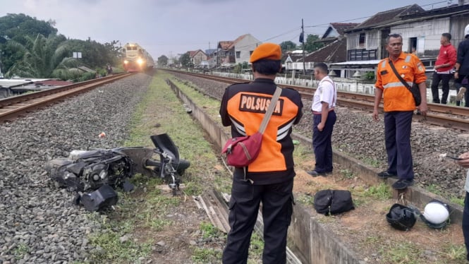 Petugas KAI amankan lokasi kejadian.