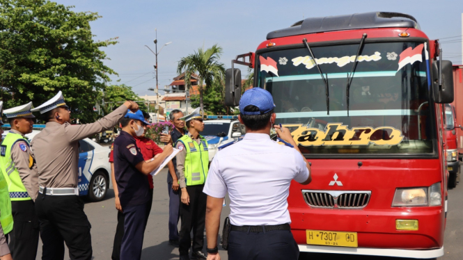 Petugas Polres Kendal cek kondisi bus yang melintas.