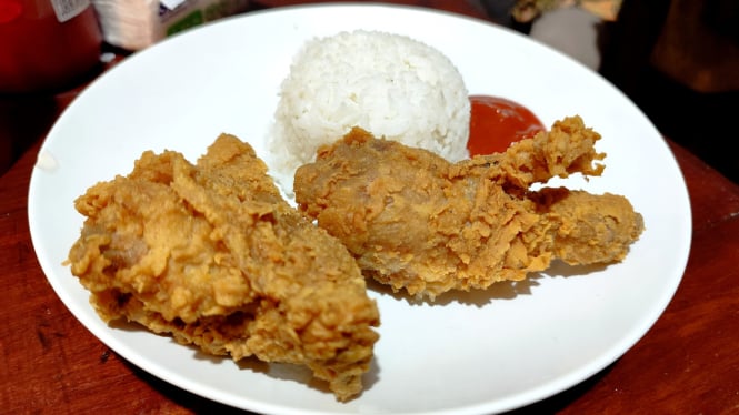 Ayam goreng tepung krispi dan renyah.