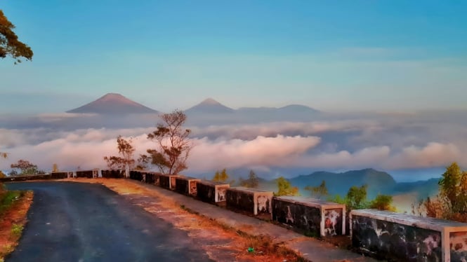 Pemandagan di Desa Sepakung yang bagai negeri di awan.