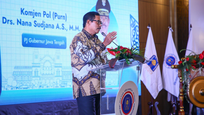 Pj Gubernur Jateng Nana Sudjana saat di Munas Alumni UII.