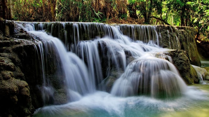 Ilustrasi panorama air terjun indah dan eksotis.