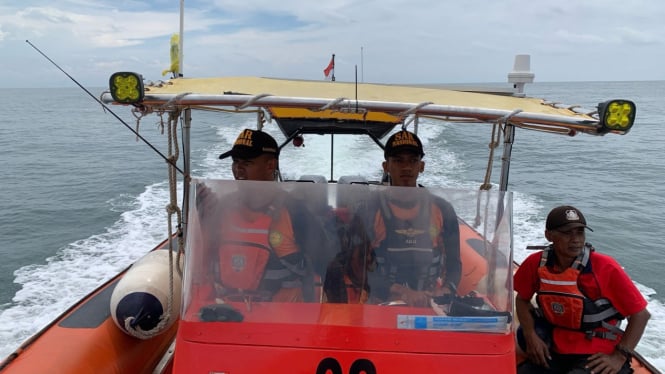 Tim SAR cari nelayan yang terjatuh di Laut Jepara.