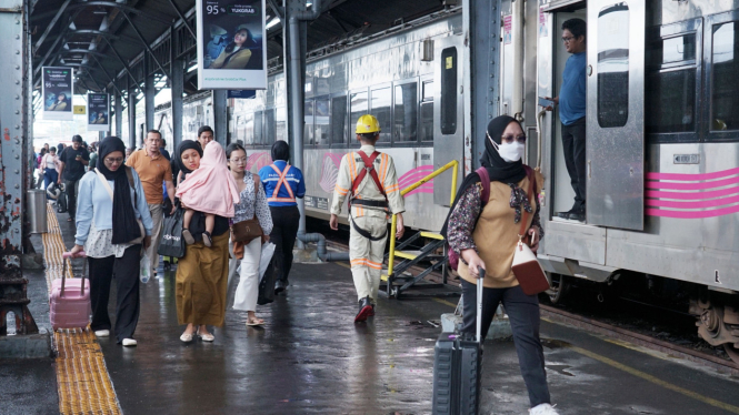 Penumpang kereta apui di stasiun.