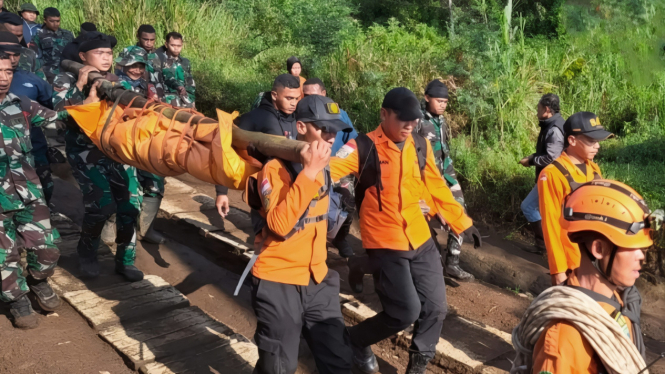 Evakuasi pendaki yang jatuh di jurang Gunung Slamet.