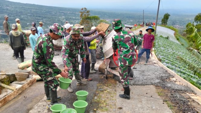 TMD Kodim Magelang bangun akses wisata tol Kahyangan.