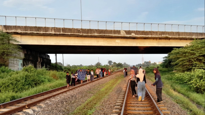 Remaja dan anak-anak nekat ngabuburit di rel kereta api.
