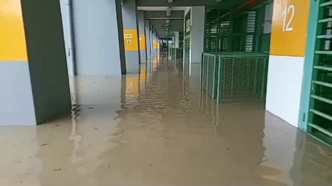 Banjir genangi Stadion Patriot Bekasi.