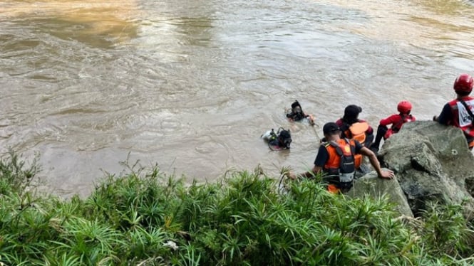 Tim SAR mencari korban tenggelam di Sungai Progo Magelang.