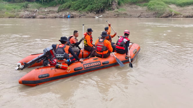 Tim SAR mencari korban di Sungai Comal Pemalang.