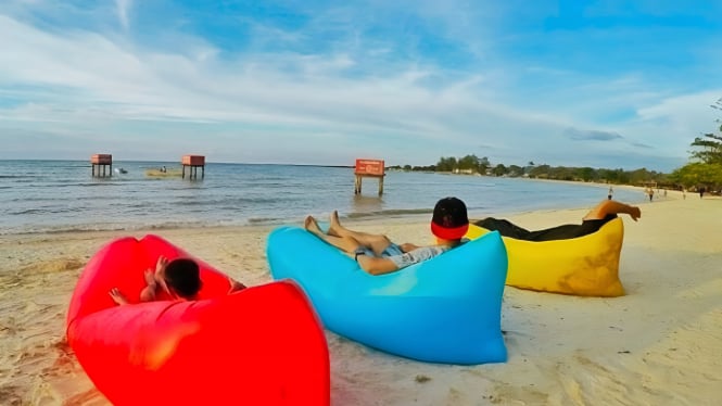 Pantai Bandengan Jepara yang berpasir putih.