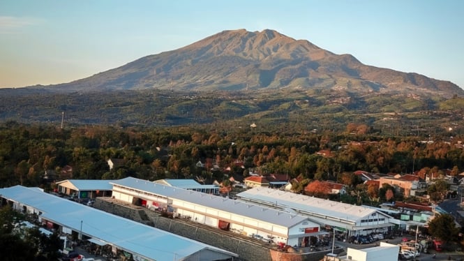 Pasar Cepogo dengan latar belakang Gunung Merbabu.