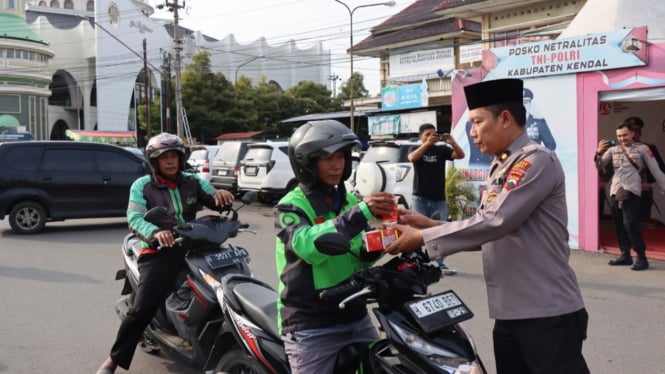 Polisi bagikan makanan buka puasa kepada pengendara di Kendal.