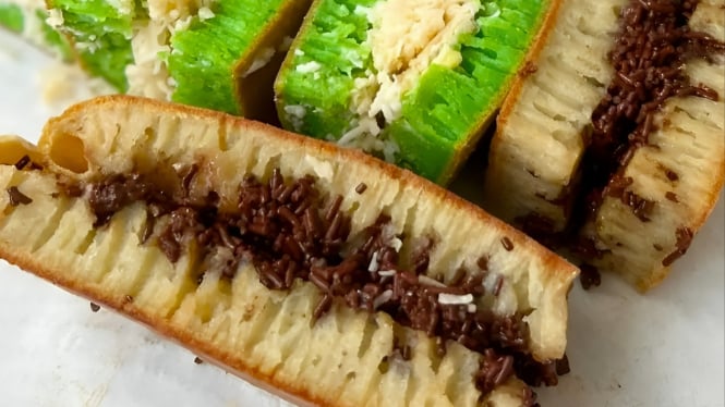 Kue martabak Bandung yang manis dan empuk.