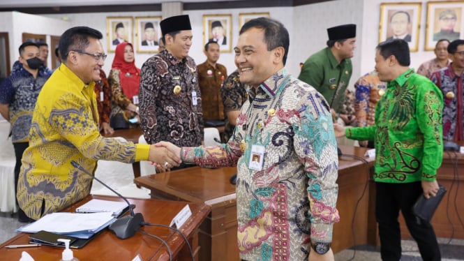 Gubernur Jateng bersama Sekda dan DPRD.