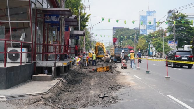 Jalan rusak di halte Trans  Semarang dibeton.