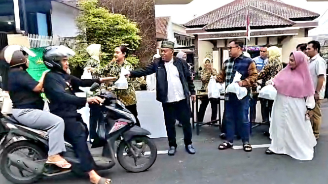 Kajari Salatiga Sukamto Bagikan Takjil Gratis