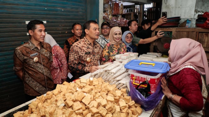 Gubernur Jateng Ahmad tinjau Pasar Boja Kendal.