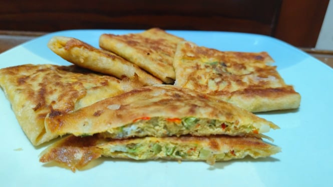 Martabak kulit lumpia yang lembut dan renyah.