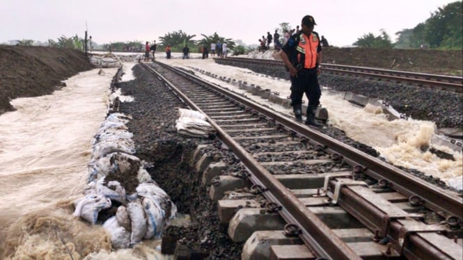 Rel yang terendam banjir di Grobogan.