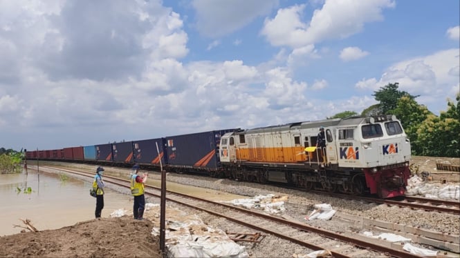 Kereta api melintas di jalur rel Gubug Grobogan.