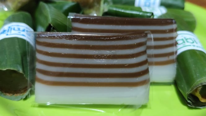 Kue lapis coklat yang kental dan mentul.