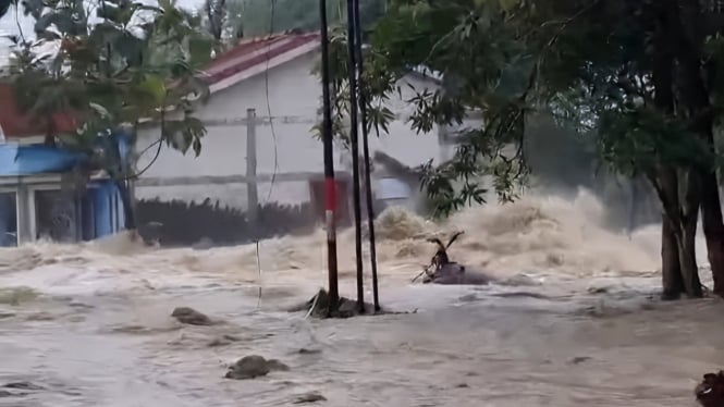 Banjir menerjang pemukiman akibat tanggul jebol di Grobogan.