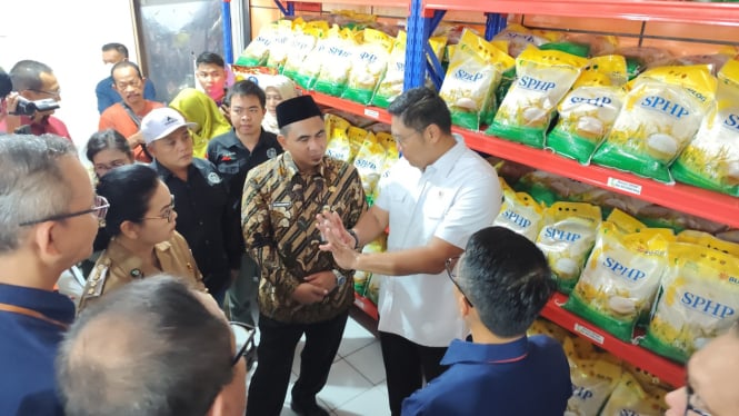 Wamentan Sudaryono cek Pasar Murah di Kantor Pos Semarang.