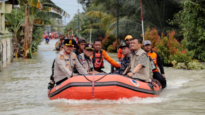 Gubernur Jateng Ahmad Luthfi naik perahu karet kunjungi daerah banjir Grobogan.