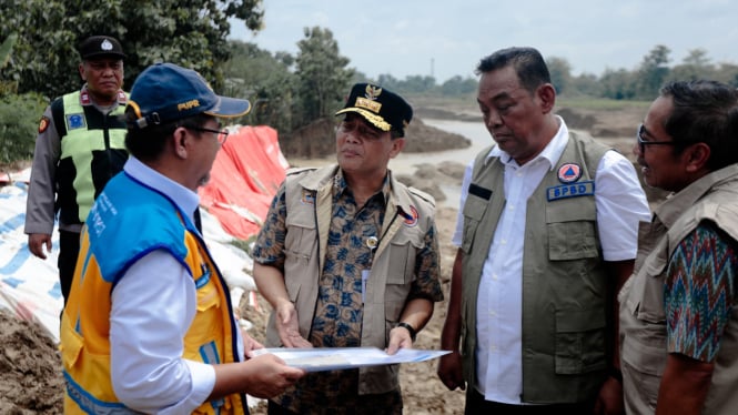 Gubernur Jateng cek tanggul jebol di Grobogan.