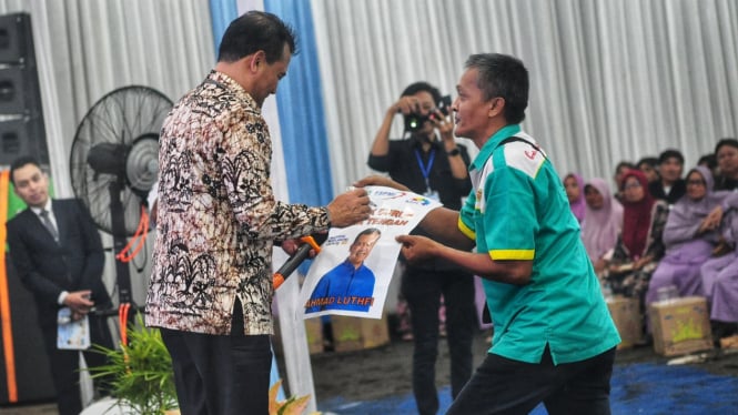 Gubernur Jateng Ahmad Luthfi saat bertemu nelayan.