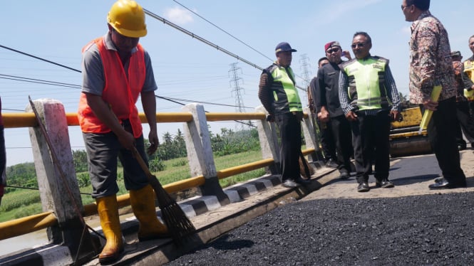 Perbaikan jalan di Jawa Tengah jelang arus mudik Lebaran 2025.