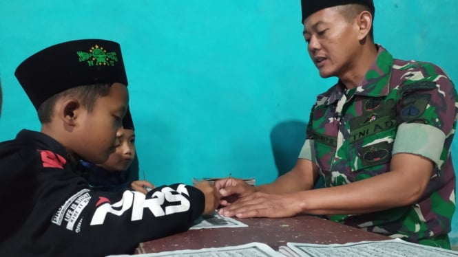 Tentara ajari ngaji anak-anak di Magelang.