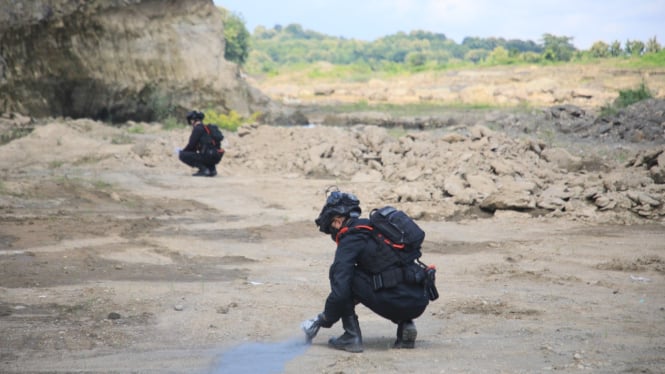 Tim Gegana Brimob Jateng musnahkan bahan peledak ilegal.