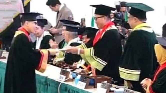 Buya Yahya raih gelar Sarjana Psikologi di Unissula Semarang.